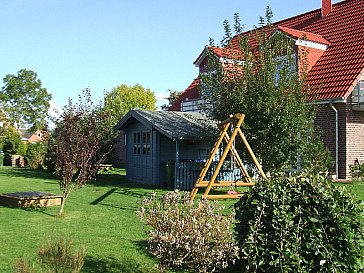 Ferienhaus in Krummhörn-Hamswehrum - Spielwiese, Garten mit Strandkorb