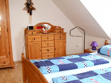 Ferienhaus in Krummhörn-Hamswehrum - Schlafzimmer mit Doppelbett