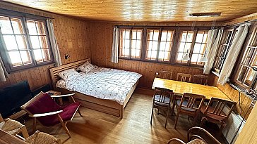 Ferienwohnung in Kandersteg - Schlaf-Wohnzimmer 1 mit Bistrotisch
