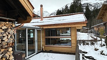 Ferienwohnung in Kandersteg - Livingroom mit Panoramafenster und Wintergarten