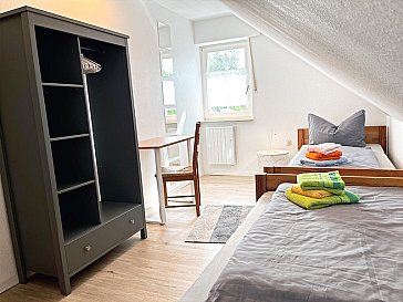 Ferienhaus in Haselünne - Schlafzimmer 2 mit Schrank und Schreibtisch