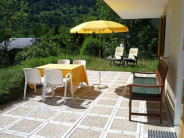 Ferienhaus in Fiesch - Terrasse 4x8m mit Gartenstühlen