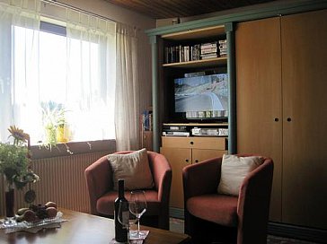 Ferienwohnung in Titisee-Neustadt - Das Wohnzimmer ist mit Flachbild-TV ausgestattet