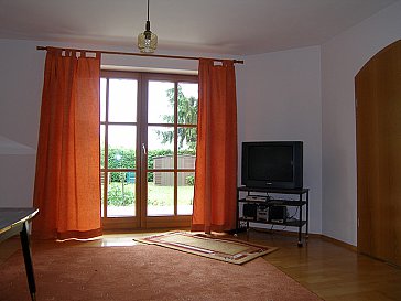 Ferienwohnung in Maisach - Wohnzimmer mit Blick auf Terrasse.