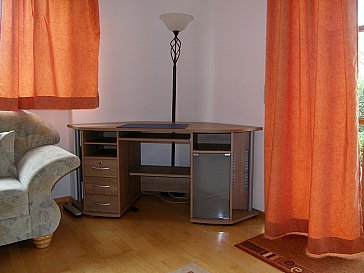 Ferienwohnung in Maisach - Schreibtisch im Wohnzimmer.