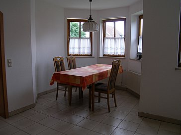 Ferienwohnung in Maisach - Sitzgruppe im Erker der Wohnküche.