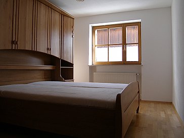 Ferienwohnung in Maisach - Schlafzimmer mit Doppelbett 180 cm x 200 cm.