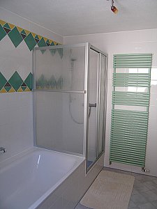 Ferienwohnung in Maisach - Bad mit Duschkabine und Badewanne.