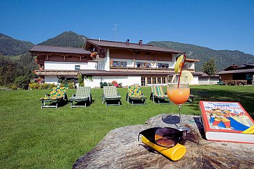 Ferienwohnung in St. Ulrich am Pillersee - Unsere grosse Liegewiese mit herrlichem Panorama