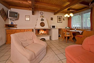 Ferienwohnung in Kirchdorf-Gasteig - Wohnbereich mit Kamin: Beispiel Mauckalm Bacheralm
