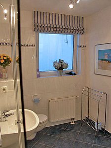Ferienwohnung in Hörnum - Badezimmer mit Dusche im Gartengeschoss