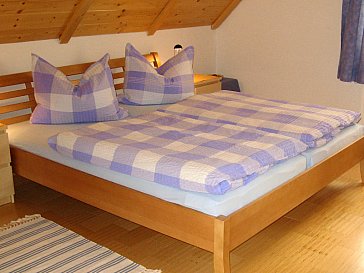 Ferienwohnung in Großsteinbach - Schlafzimmer mit Doppelbett