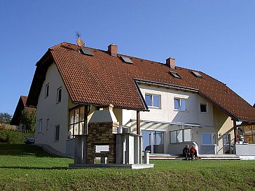 Ferienhaus in Hohenbrugg an der Raab - Südseite mit Terrasse vom Weingarten aus gesehen