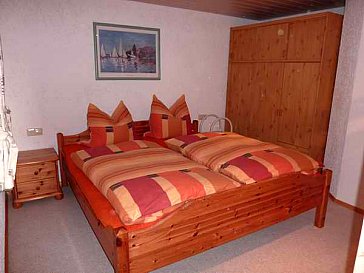 Ferienwohnung in Klingenthal-Aschberg - Schlafzimmer mit Doppelstockbett und Doppelbett