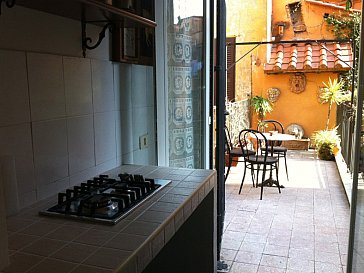 Ferienwohnung in Rom - Kochnische mit Sicht auf die Terrasse