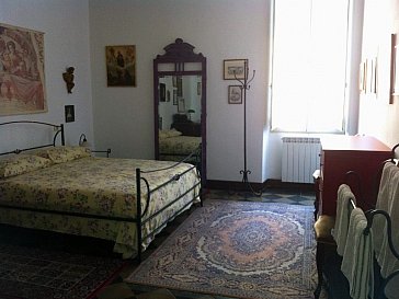 Ferienwohnung in Rom - Schlafzimmer mit Fenster zur Via Frattina