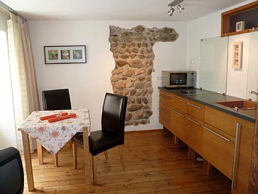 Ferienwohnung in Konstanz - Küche mit Fragmenten der alten Steinwand
