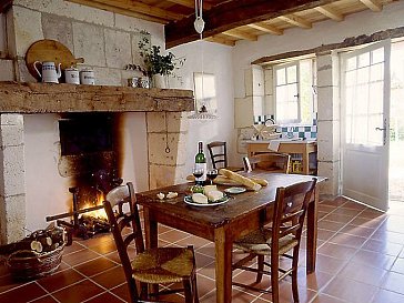 Ferienhaus in Lusignac - Die Küche mit Küchenkamin