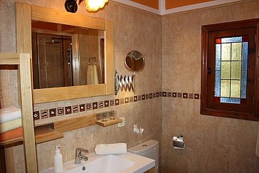 Ferienhaus in Llucmajor - Badezimmer mit Waschtisch, Wanne, WC + Bidet