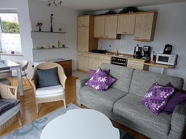 Ferienwohnung in Haffkrug - Wohnzimmer mit integrierter Küchenzeile