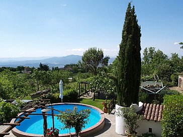 Ferienwohnung in Sassofortino - Der Garten mit Pool in der Via Mengona