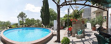 Ferienwohnung in Sassofortino - Terrasse und Pool