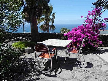Ferienhaus in Puerto Naos - Terrassen mit Gartendusche und Grill
