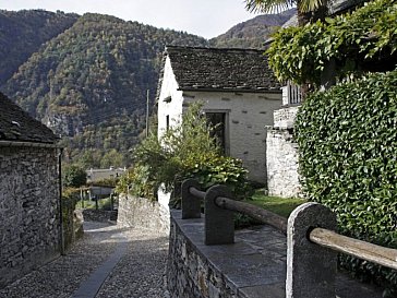Ferienhaus in Avegno - Gässchen neben unserem Rustico im Oktober
