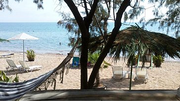 Ferienwohnung in Chrani - Sandstrand mit Liegestühlen und Sonnenschirmen