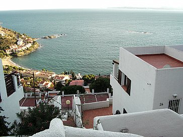 Ferienhaus in Roses - Blick über das Haus zum Meer