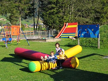 Ferienwohnung in Au-Schoppernau - Kinder Spielplatz vor dem Haus