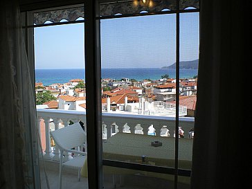Ferienwohnung in Sarti - Sicht durch Balkontüre
