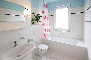 Ferienwohnung in Lobbe - Badezimmer mit Badewanne im Typ A