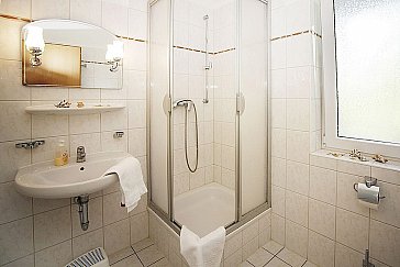 Ferienwohnung in Göhren - Badezimmer mit Dusche und WC.