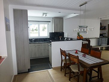 Ferienwohnung in Klosters - Küche und Esstisch