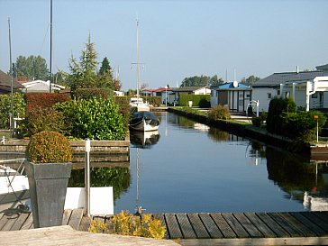 Ferienhaus in Lemmer - Blick von der Terrasse zum Kanal