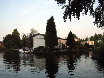Ferienhaus in Lemmer - Chalet Brekken vom Wasser aus