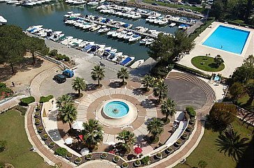 Ferienwohnung in Mandelieu la Napoule - Blick auf den Pool, Marina und das nahe Meer