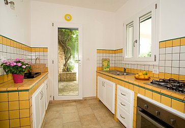 Ferienhaus in Marina di Novaglie - Küche mit Garten und Meersicht