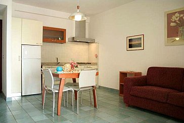 Ferienwohnung in San Vincenzo - Wohnraum mit Kochecke und Sitzbereich