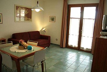 Ferienwohnung in San Vincenzo - Eingang von Terrasse in den Wohnraum mit Kochecke