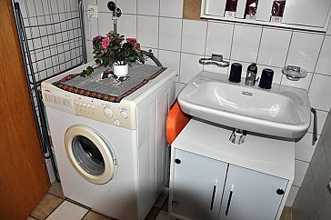 Ferienwohnung in Rüti - Waschtisch und Waschmaschine