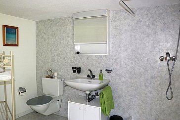 Ferienhaus in Schüpfheim - Badezimmer mit Dusche und WC im OG