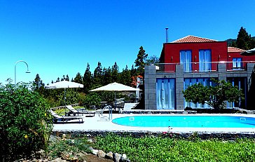 Ferienhaus in Tijarafe - Pool mit Gartenmöbeln und Villa