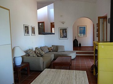 Ferienhaus in Santa Maria Navarrese - Sitzgruppe vor dem Cheminéeofen