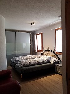 Ferienwohnung in Lü - Schlafzimmer mit grossem Kleiderschrank