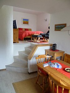 Ferienwohnung in Lenzerheide - Blick von der Küche in den Wohn-/Schlafraum