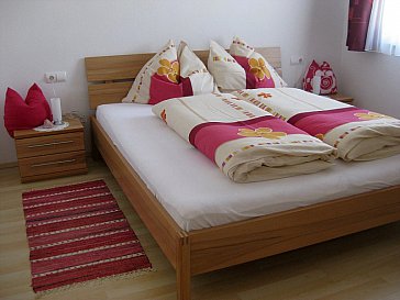 Ferienwohnung in Alpbach - Schlafzimmer mit Doppelbett und Zirbenholzkissen