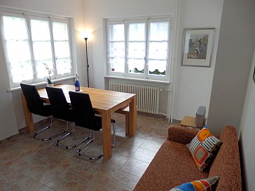 Ferienhaus in Ascona - Wohnzimmer mit Esstisch und Sofa