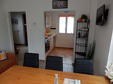 Ferienhaus in Ascona - Wohnzimmer Richtung Küche und Eingang